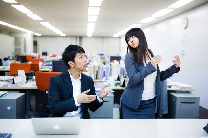 オフィス内の男性と女性